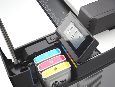 Os Cartuchos de Tinta HP 764 de 300ml de tinta cada e a tela de controle da Plotter HP Designjet T3500
